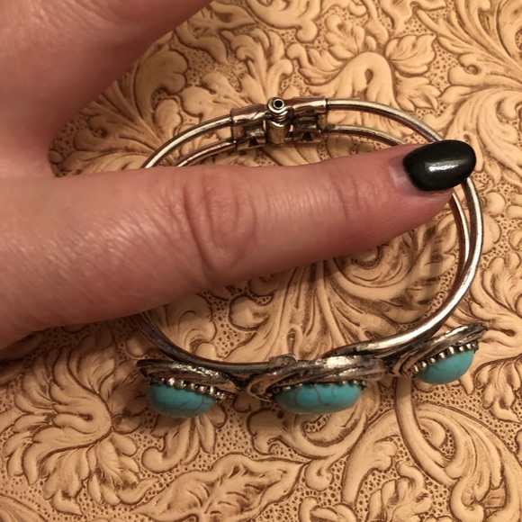 Pretty Silver and Turquoise Bracelet - Picture 4 of 4
